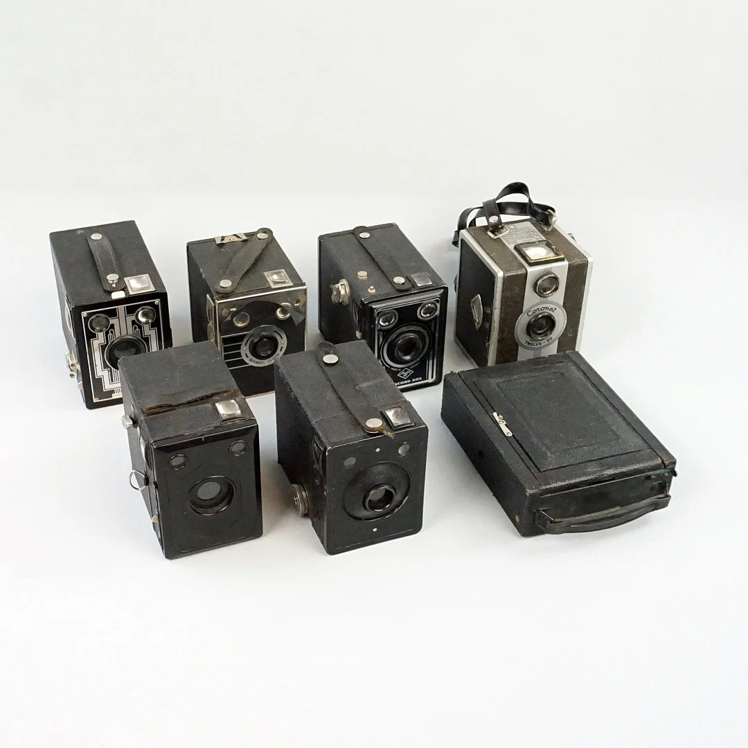 LÅDKAMEROR, 6 st samt en bälgkamera "Klappkamera". — Cameras & accessories — Roslagens Auktionsverk