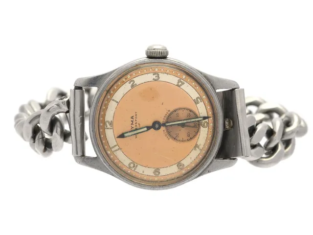 CYMA, Watersport, Verk nr. 235456, Boett nr. 28386 / 9938 herrur, 33 mm, stål, manuell, plexiglas, liten sekundvisare, skadad urtavla, defekt, ca 1950, metallänk ej original.