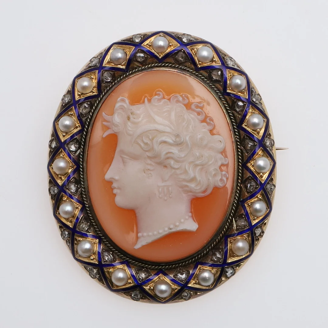 A CARVED HARDSTONE CAMEO BROOCH. — Brooches & Pendants — Lawrences Auctioneers