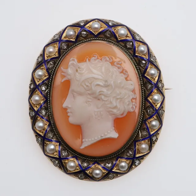 A CARVED HARDSTONE CAMEO BROOCH.