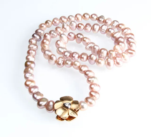 Ole Lynggaard. Small 'Flower' clasp of 14 kt. gold and white gold with pearl chain. (2)
