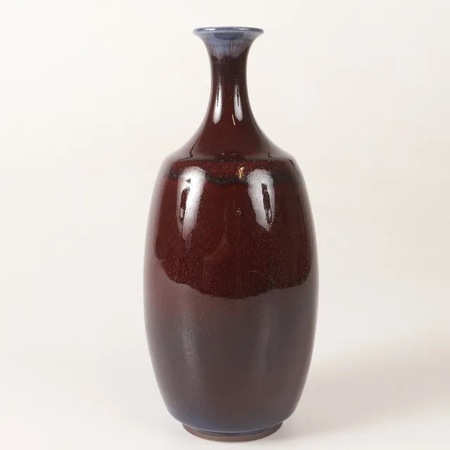 SVEN HOFVERBERG. Vas, oxblodsglaserad keramik, signerad, 1975.