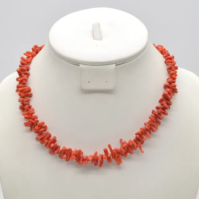 COLLIER AUS ROTER KORALLE, EINREIHIG, VERSCHLUSS, 20. JAHRHUNDERT, CA. 46 CM.