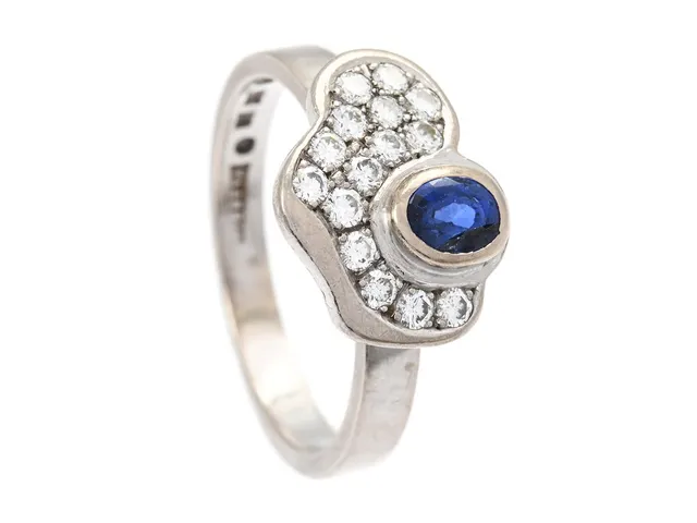 CLAES GIERTTA, ring, 18K vitguld, ovalslipad safir, briljantslipade diamanter ca 0,30 ctv, ca VS/TW-W, Stockholm 1992, stl 19,5 mm, vikt 7,6 g, skador på safiren, svaga fattningar, sliten skena. (d)