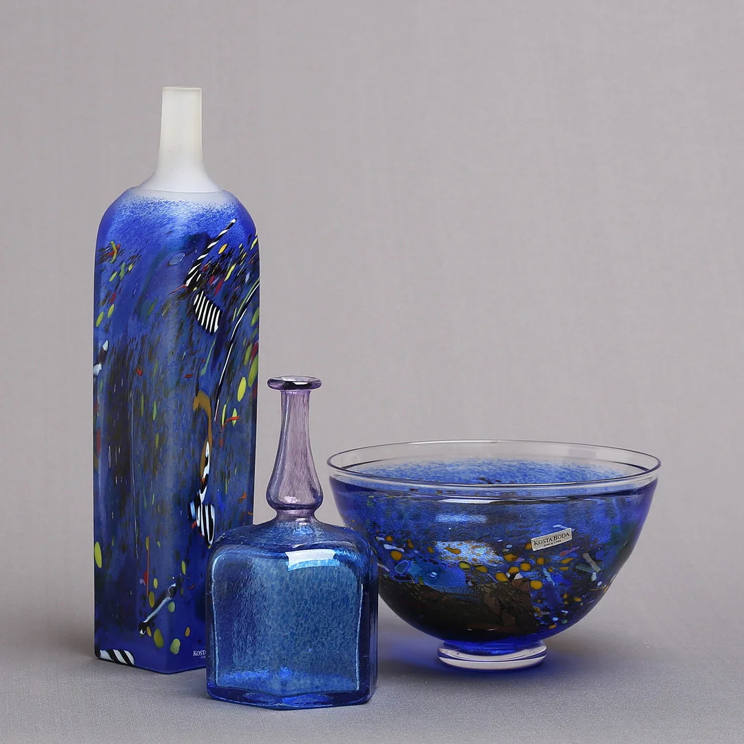 BERTIL VALLIEN. Vaser, 2 st, varav ena "Atelier", samt Skål, "Satellite", Kosta Boda. — Art glass — Auktionshuset Kolonn