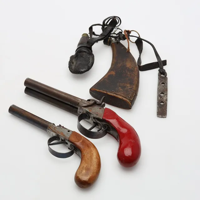SLAGLÅSPISTOLER 2 stycken samt kruthorn.