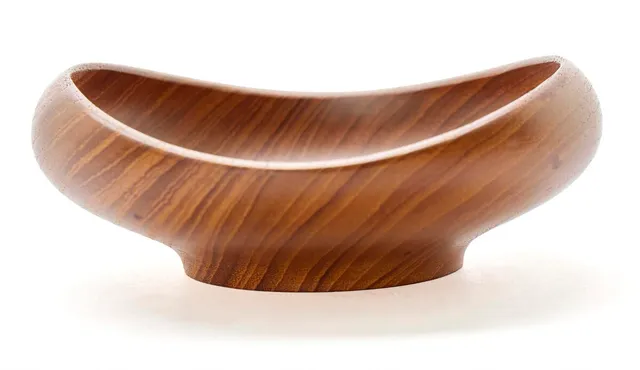 A small, solid teak bowl. Marked Kay Bojesen, Denmark, Copyright. Teak. Finn Juhl Design. H. 5.2 cm. Diam. 15 cm. B. 14.5 cm.