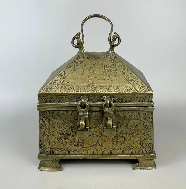 AN ANTIQUE EASTERN BRASS CASKET.