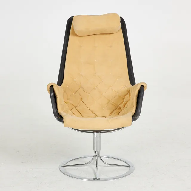 BRUNO MATHSSON, Fåtölj, "Jetson", med nackkudde, formgivningsår 1969, kromad centralfot, klädsel i mocka, läderklädd karm, märkt made by Dux.