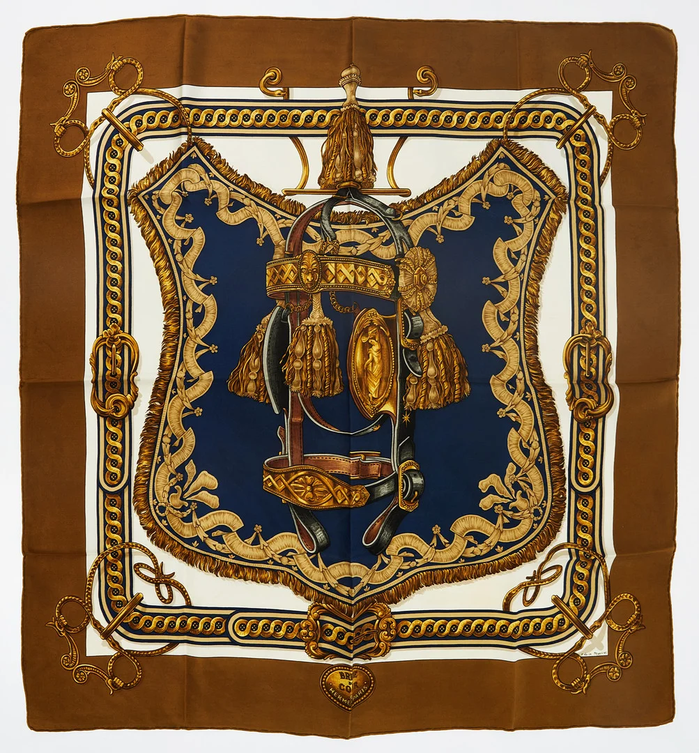 HERMÈS, "Bride de Cour", scarf, siden, designad av Françoise de La Perriere för Hermès 1970, ljus botten med brun bård. — Vintage & Designer Fashion — Stockholms Auktionsverk Magasin 5