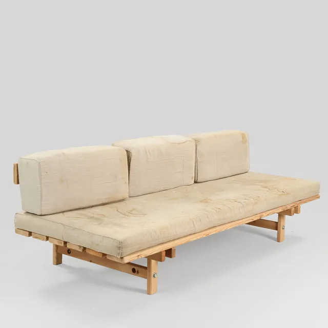 BERNT PETERSEN. Daybed af ubehandlet fyrretræ, madras og tre ryghynder betrukket med gråt hørstof, Danmark, 1970/80'erne.