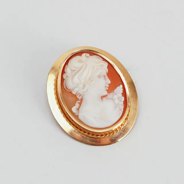 HÄNGE/BROSCH,18k, snäckskalskamé, Ceson, Göteborg, 1972. Totalvikt 9,5 gram.