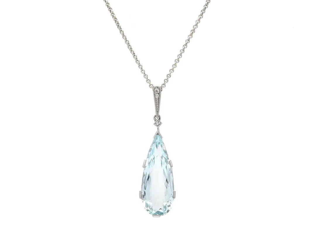 HÄNGE MED KEDJA, platina, droppslipad akvamarin, franskslipad diamant, 2 rosenslipade diamanter, K. Anderson & C.G. Hallberg, Stockholm 1935, höjd på hänget 3,5 cm, längd på kedjan 44 cm, vikt 6,3 g, akvamarinen har nagg, rosenslipade diamanterna har skador. — Smycken/Hänge med kedja — Kaplans