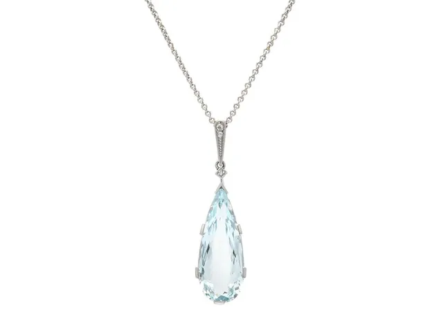 HÄNGE MED KEDJA, platina, droppslipad akvamarin, franskslipad diamant, 2 rosenslipade diamanter, K. Anderson & C.G. Hallberg, Stockholm 1935, höjd på hänget 3,5 cm, längd på kedjan 44 cm, vikt 6,3 g, akvamarinen har nagg, rosenslipade diamanterna har skador.