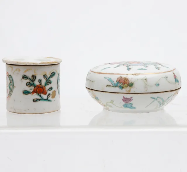 Two Chinese boxes in rose family porcelain, late 19th Century.