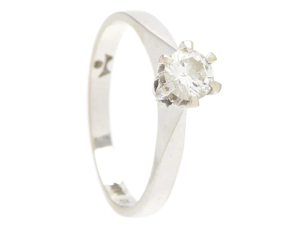 ENSTENSRING, 18K vitguld, briljant ca 0,35 ct, ca W(H)/SI, stl 16,5 mm, vikt 2,5 g, nagg på kuletten. — Smycken/Enstensring — Kaplans