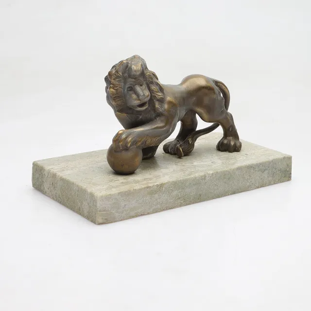 SKULPTUR, Pläterad gulmetall och sten, lejon, 1900-tal.