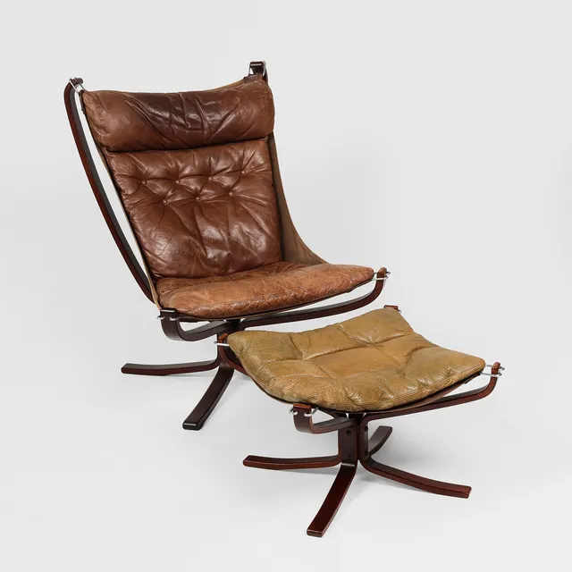 SIGURD RESELL. "Falcon", lænestol og fodskammel med stel af bejdset bøg, hynder betrukket med skind, Vatne Møbler, Norge, 1970'erne, (2).