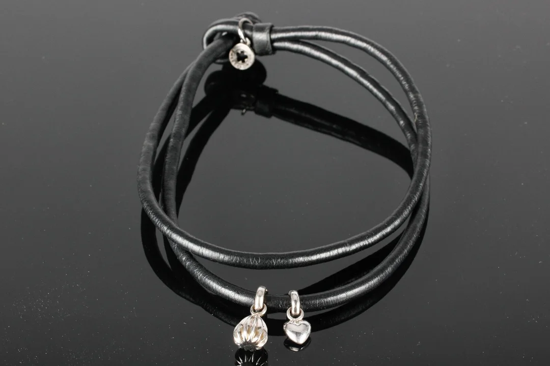 Ole Lynggaard. Læderarmbånd med to charms af sterlingsølv (3 — Jewellery/Bracelets — Lauritz
