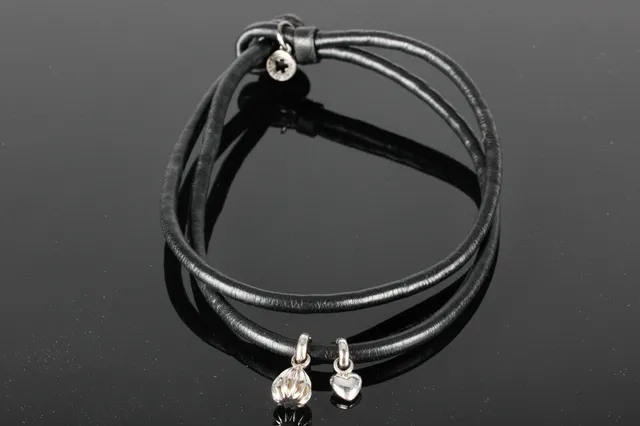 Ole Lynggaard. Læderarmbånd med to charms af sterlingsølv (3