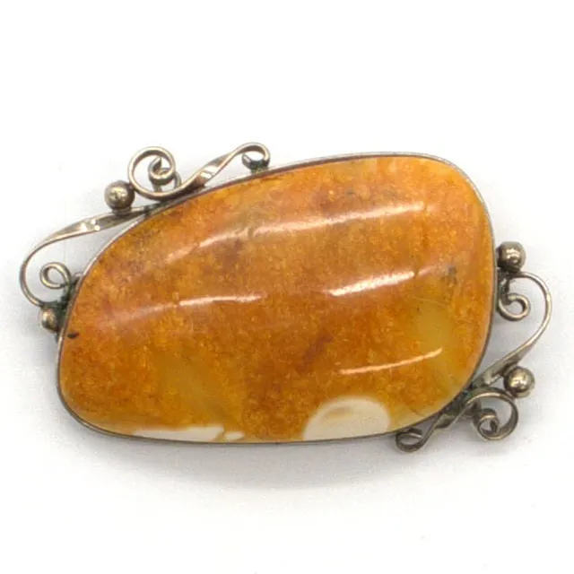 GROSSE NATUR BERNSTEIN BUTTERSCOTCH DESIGNER BROSCHE, HANDPOLIERT, GEFASST IN SILBER, 20. JAHRHUNDERT.