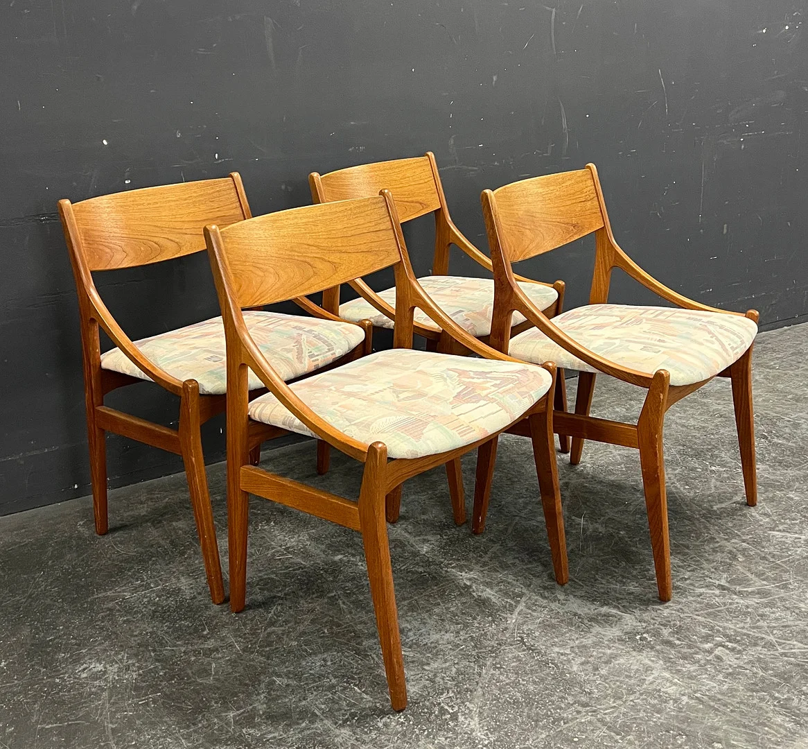 VESTERVIG ERIKSEN. 4 STÜHLE. — Armchairs & Chairs — Colombos
