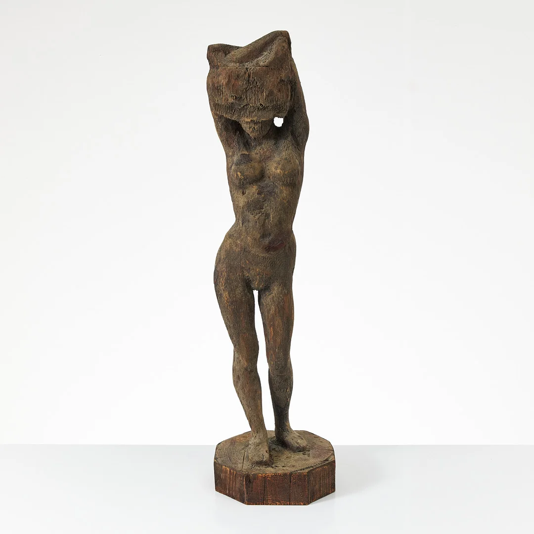 TORSTEN FRIDH. Kvinna under avklädning, skulptur, skuren ek, skuren signatur. — Sculptures & Bronzes — Stockholms Auktionsverk Magasin 5