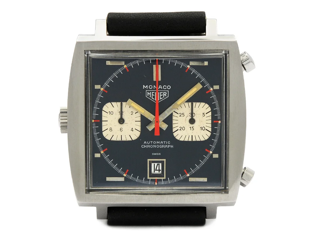HEUER, Monaco, Cal 11, Serie nr. 157946, Ref nr. 1133 B, Boett nr. 1133, kronograf, herrur, 40 x 38 (45,5) mm, stål, automatisk (microrotor), plexiglas, datum, boetten signerad Heuer-Leonidas SA, läderband, fabriksservad 2015, ca 1970. — Klockor/Tag Heuer — Kaplans