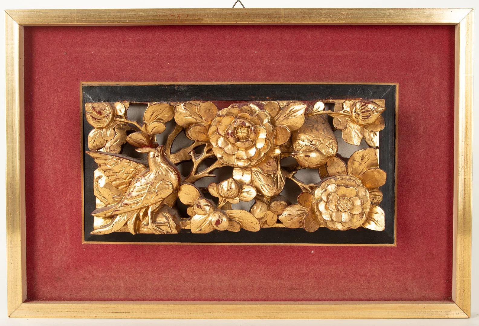Wandpaneel mit goldlackierter Reliefschnitzerei, Kanton, China, frühes 20. Jh. — Wood — Stockholms Auktionsverk Hamburg