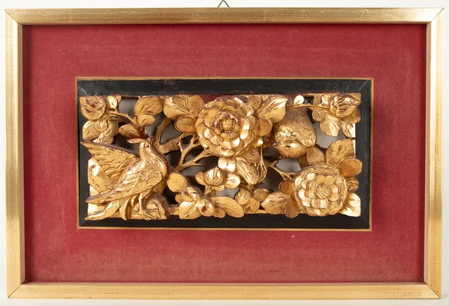 Wandpaneel mit goldlackierter Reliefschnitzerei, Kanton, China, frühes 20. Jh.