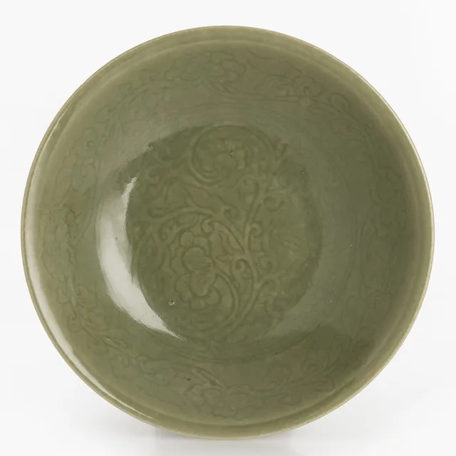 SKÅLFAT, Kina, porslin, Mingstil, omkring 1900, celadon, dekor av blad och blomster i relief.