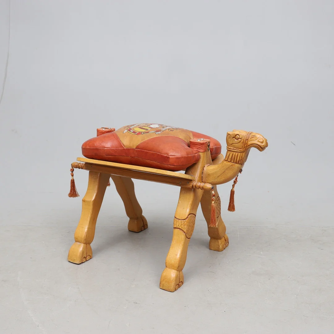 KAMELPALL, lövträ och skinn, troligen Egypten, 1900-talets andra hälft. — Armchairs & Chairs — Gomér & Andersson Norrköping