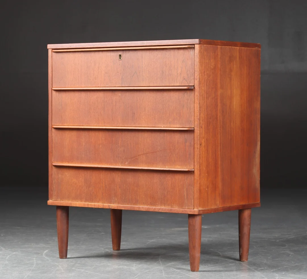 Kommode af teak, 1960'erne — Furniture/Cabinets, chests of drawers — Lauritz