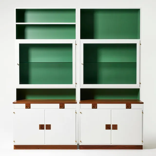 JOSEF FRANK. Bokhyllor, två sektioner med vitrinskåp, Firma Svenskt Tenn, modellnummer 2255, vitlackerade med grönmålade fonder, låsbrickor i valnöt med draghandtag i mässing.