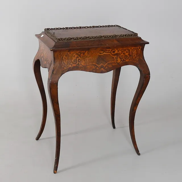 A LATE 19TH CENTURY FRENCH ROSEWOOD MARQUETRY JARDINIÈRE TABLE.