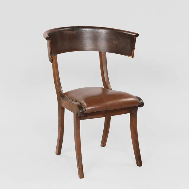 Stol af bejdset bøg, sæde betrukket med sømbeslået skai, 1900-tallets første halvdel.