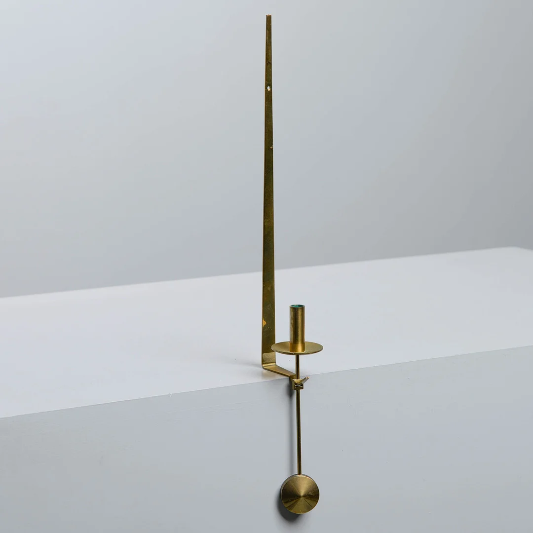PIERRE FORSSELL. Väggljusstake, mässing, "Pendel", Skultuna. — Pewter, Brass & Copper — Formstad Auktioner