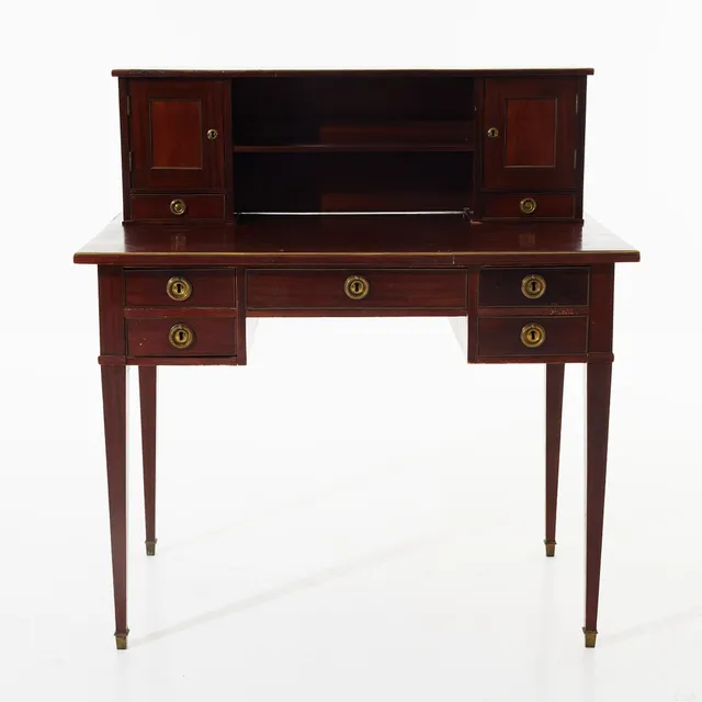 SKRIVBORD med uppsats, gustaviansk stil, 1900-talets början, fanerat med mahogny, beslag av mässing.