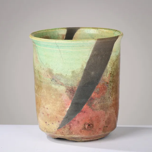 PER WEISS (1953-2023). Cylinderformet krukke af raku glaseret i overvejende grønne og røde nuancer, eget værksted i Gl. Lejre, Danmark, 1980/90'erne.