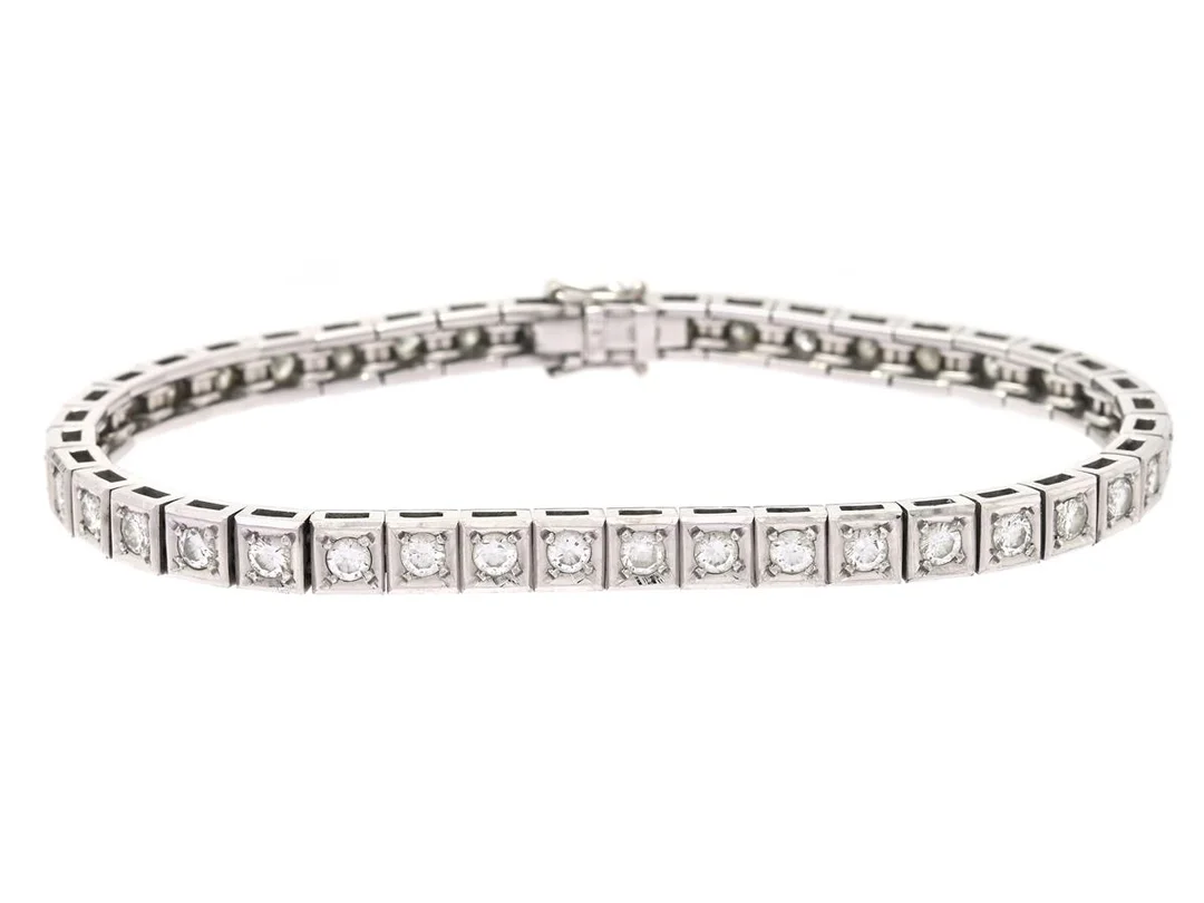 ARMBAND, 18K vitguld, 41 briljantslipade diamanter ca 2,85 ctv, ca TW/VVS-VS, längd 18 cm, vikt 20,9 g, några diamanter med skada på kuletten. — Smycken/Tennisarmband — Kaplans