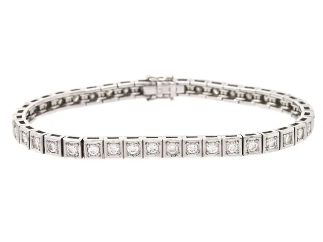 ARMBAND, 18K vitguld, 41 briljantslipade diamanter ca 2,85 ctv, ca TW/VVS-VS, längd 18 cm, vikt 20,9 g, några diamanter med skada på kuletten.