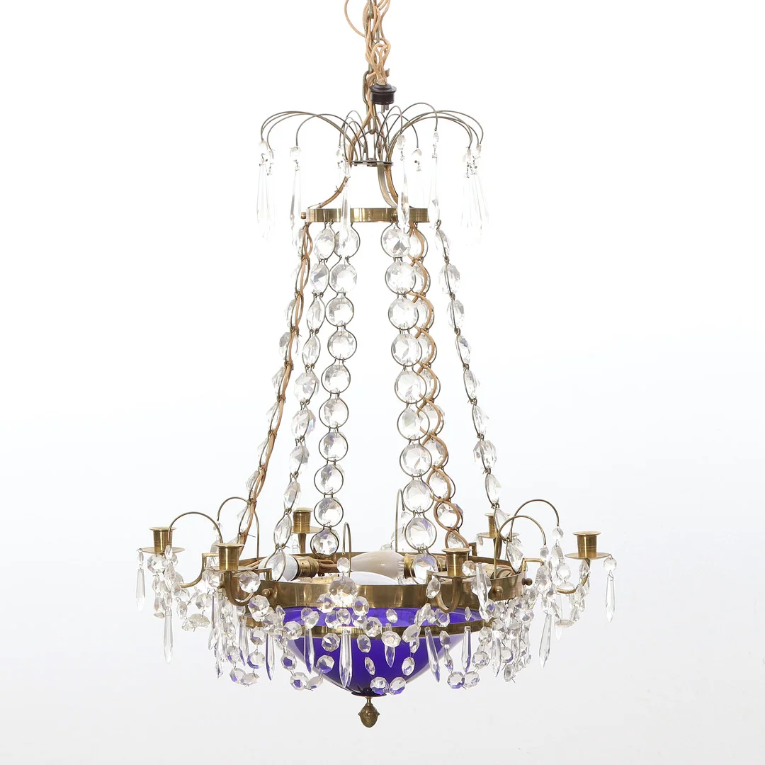 LJUSKRONA MED PRISMOR. Mässingsstomme med blå glasskål i botten behängd med glasprismor. Hagamodell, 1900-talets mitt. — Chandeliers — Skånes Auktionsverk