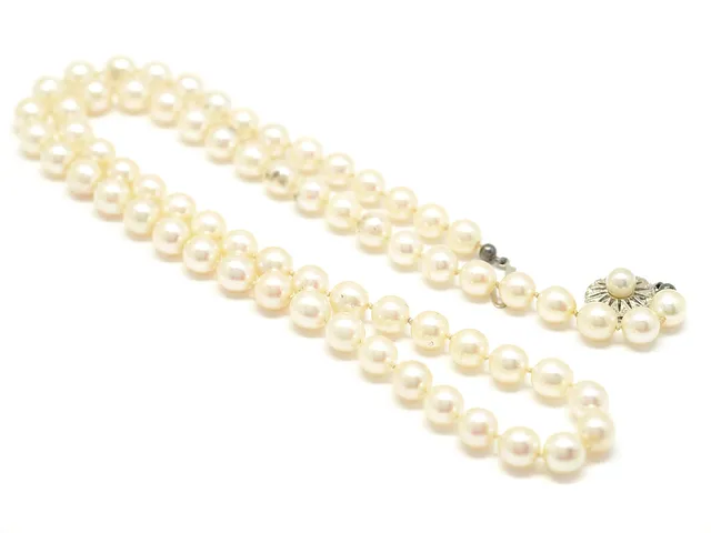 PÄRLCOLLIER, odlade pärlor ca 7,0-7,5 mm, lås, 18K vitguld, odlad pärla, längd 61 cm.