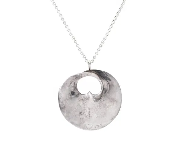 GEORG JENSEN, hänge med kedja, Hidden Heart, stort, sterlingsilver, Torun Bülow-Hübe, längd kedja 90 cm, höjd hänge 40 mm, totalvikt 17,1 g, kedjan kan förkortas till 85 och 80 cm, originalpåse.