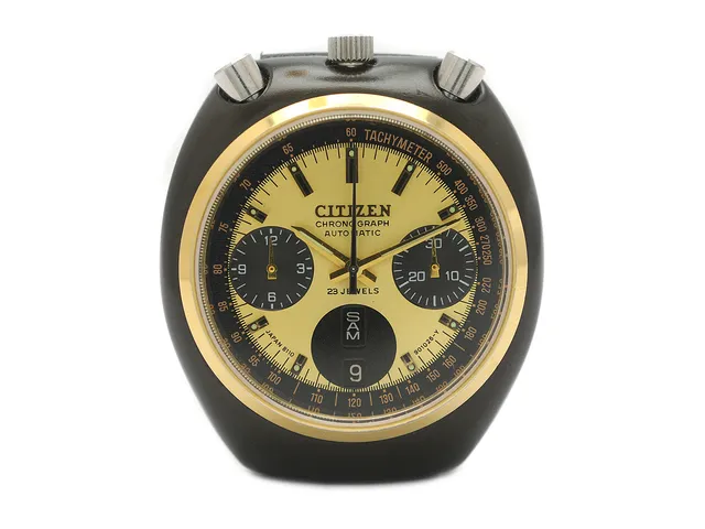 CITIZEN, s.k. "Bullhead", "Tachymeter", Cal 8110 A, Serie nr. 60513154, Boett nr. 4-901134 K, kronograf, herrur, 38 x 42,5 mm, bicolour, automatisk, mineralglas, dag, datum, skadad urtavla (7/10), läderband, ca 1976.