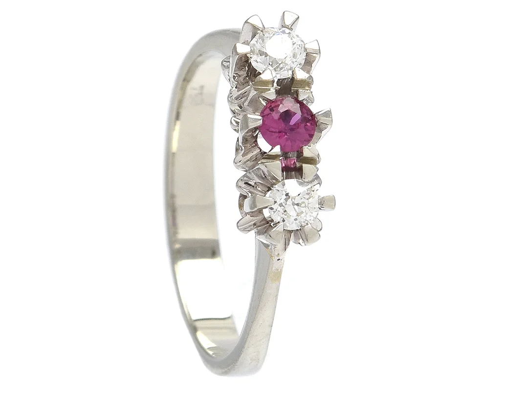 TRESTENSRING, 18K vitguld, rubin, gammalslipade diamanter ca 0,30 ctv, ca TW-TCr/VS-SI, stl 17,5 mm, vikt 3,6 g, alla stenar rör sig i fattningarna, ena diamanten har stora inverterade naturaler på rondisten och andra har litet nagg vid rondisten. — Smycken/Ring — Kaplans