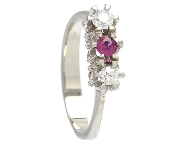 TRESTENSRING, 18K vitguld, rubin, gammalslipade diamanter ca 0,30 ctv, ca TW-TCr/VS-SI, stl 17,5 mm, vikt 3,6 g, alla stenar rör sig i fattningarna, ena diamanten har stora inverterade naturaler på rondisten och andra har litet nagg vid rondisten.