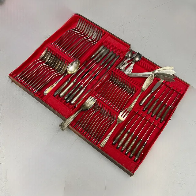 CUBERTERÍA DE 12 SERVICIOS EN ALPACA PLATEADA ESTILO ART DECÓ. 96 PIEZAS.
