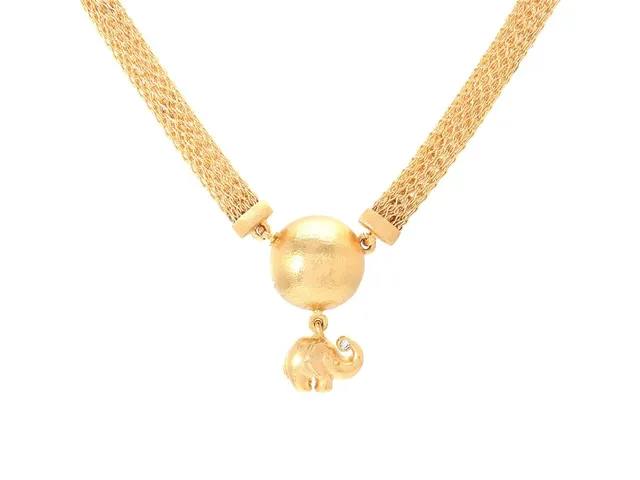 OLE LYNGGAARD, collier, 18K guld, kullås med nyckelhänge, elefant, briljantslipad diamant 0,02 ct, stickad länk, längd 40 cm, vikt 30,3 g, originaletui.