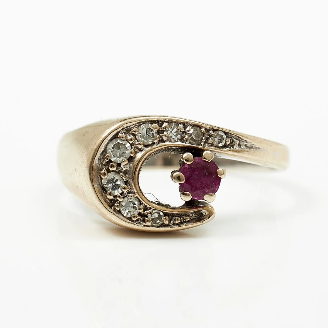 RING, 18 k rodierat vitguld, fasettslipad rubin samt 8 åttkantslipade diamanter totalt 0,15 ct, enligt gravyr, svensk kontrollstämpel. — Rings — Stockholms Auktionsverk Magasin 5